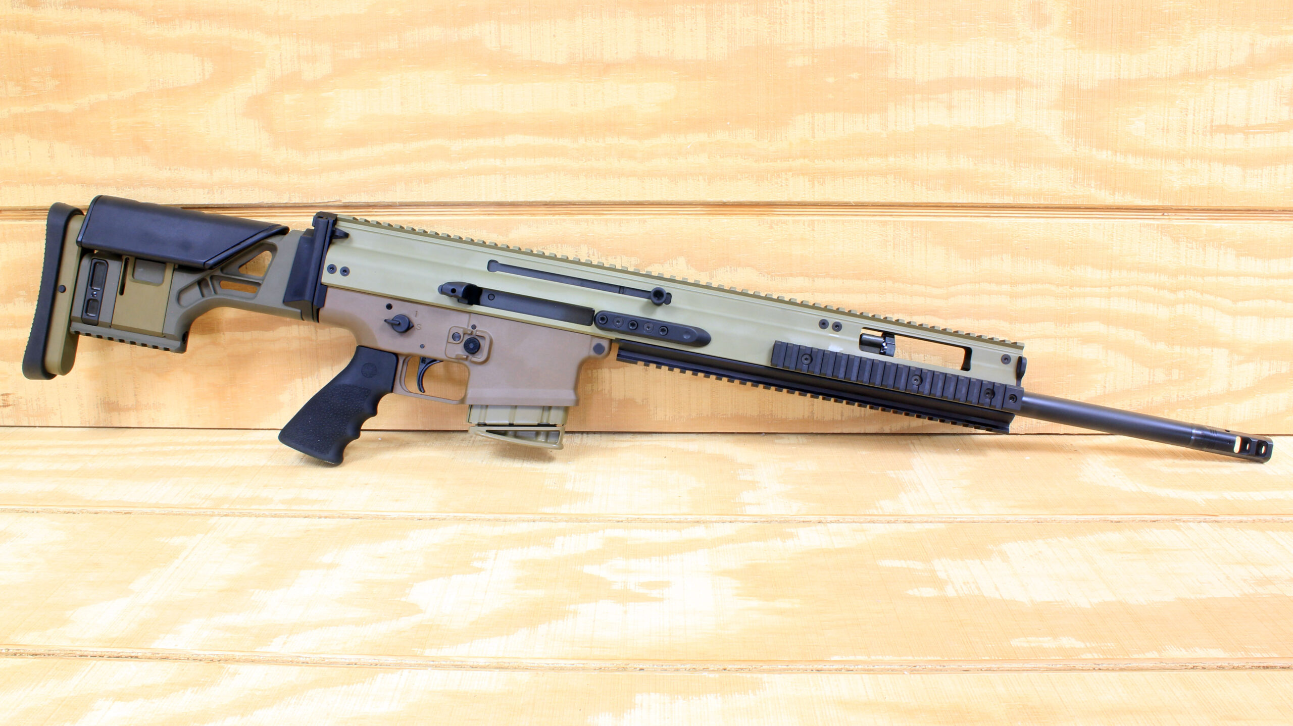 FN SCAR 20S, .308, 20″ Barrel, w/ Geissele Trigger, in FDE.